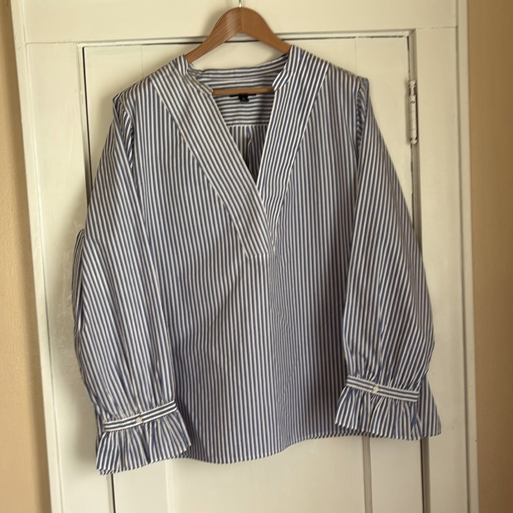 NWT J. Crew tunic top. Size 3x. Poplin v neck with side vents. Ruffled cuffs.